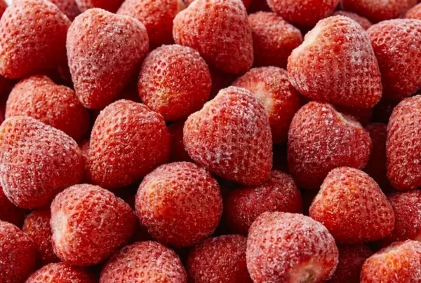 frozen-strawberries-4k